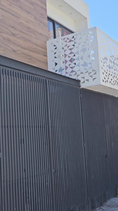 Fotograma de referencia proporcionado por el propietario: balcón de acero blanco con perforaciones triangulares